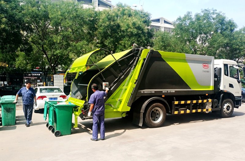 环卫车（Garbage Collection Vehicle）是城市清洁工作中不可或缺的重要工具，它帮助我们保持城市的整洁与美观。今天，我们就来聊聊这些默默奉献的“城市美容师”。